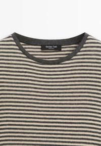 Maglione a collo rotondo lavorato a maglia con strette righe orizzontali grigie e beige e un'etichetta Massimo Dutti visibile sul collo.