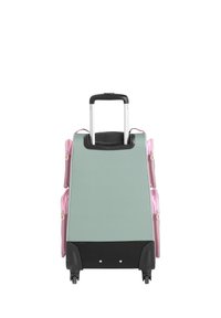 Hardshell koffer in muntgroen met roze ritssluitingen, uitschuifbare handgreep, zwarte onderkant en vier wielen voor gemakkelijke verplaatsing.