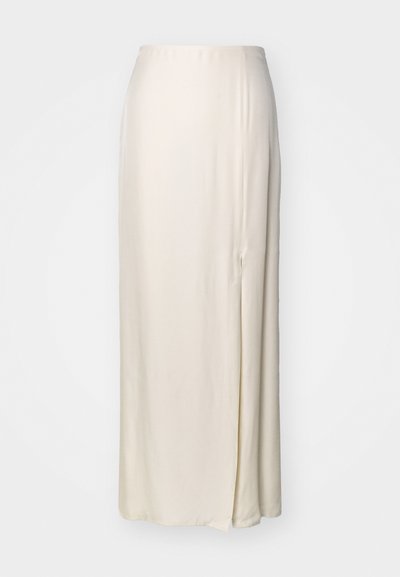 Κρεμ κατηγορούμενο, μακρύ σατέν φούστα με πλαινό άνοιγμα και λεία, γυαλιστερή υφή. Διαθέτει εφαρμοστό μέση και φαρδιά γραμμή.