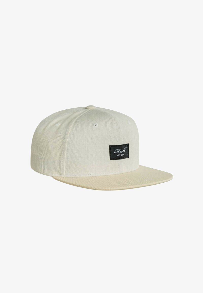 Beige Snapback-Cap aus strukturiertem Stoff, mit einem flachen Schirm und einem schwarzen rechteckigen Etikett auf der Vorderseite.