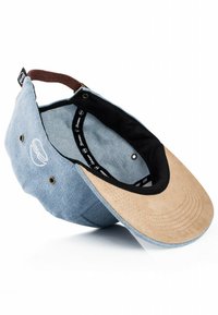 Cappello in denim con visiera in suede beige, presenta una fodera nera e un ricamo del logo. Progettato con fori di ventilazione e una fascia regolabile marrone.