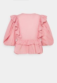 Růžová blůza s řasenými rukávy a lemem, texturovaná tkanina, volný střih a kulatý výstřih. Má vrstvený, vzdušný design.