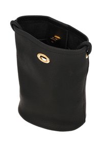 Zwarte leren bucketbag met een gestructureerde buitenkant, een afgeronde bovenkant, metalen gouden accenten en een compact ontwerp.