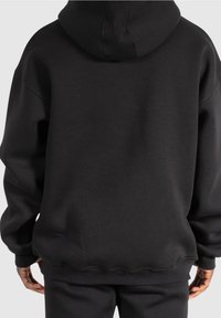 Sweat à capuche en coton noir avec une coupe ample, une grande capuche, des poignets et un ourlet côtelés. Caractéristiques : texture douce et design minimaliste.