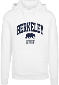 Fehér kapucnis felső, amelyen vastag tengerészkék betűkkel "BERKELEY" felirat található egy fekete medve grafika felett, alatta pedig a "CALIFORNIAI EGYETEM" szöveg.