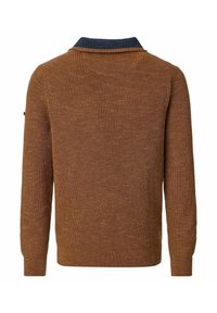Brauner Strickpullover mit strukturiertem Finish, ausgestattet mit einem marineblauen Kragen und langen Ärmeln, der ein schlichtes, lässiges Design zeigt.