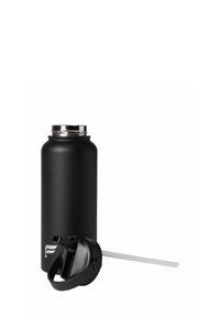 Mattschwarze Edelstahl-Trinkflasche mit silbernem Rand, ausgestattet mit einem schwarzen Klappdeckel und einem Strohhalm, zylindrische Form und glatte Oberfläche.