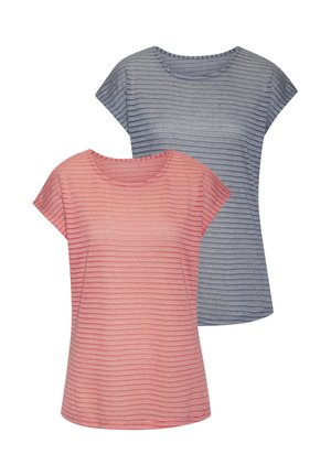Zwei kurzärmlige Rundhals-T-Shirts, eines in Korallenfarbe mit horizontalen Streifen, das andere grau mit ähnlichen Streifen, aus leichtem Material gefertigt.