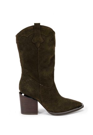Botte de cowboy en suède vert olive avec un bout pointu, des détails de couture western, un talon empilé et une languette décorative à l'arrière.