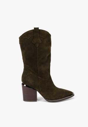 Botte de cowboy en suède vert olive avec un bout pointu, des détails de couture western, un talon empilé et une languette décorative à l'arrière.