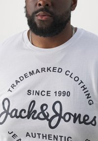Jack & Jones JJFOREST TEE CREW NECK - Tričko s potlačou - white