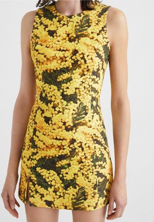 Korte jurk met een levendig geel bloemenpatroon en groene accenten, gemaakt van een glad materiaal en met een aansluitend ontwerp met een zijsplit.