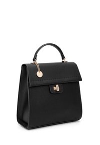 Sac à main en cuir noir avec un design structuré, des accents en matériel doré, une poignée supérieure et un rabat avec un fermoir. Extérieur texturé.