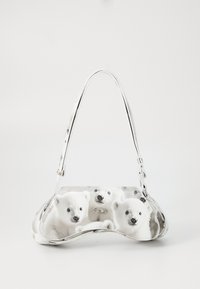 Sac à main argenté à la forme arrondie, présentant un motif imprimé de trois oursons blancs sur une surface lisse. Anse réglable incluse.