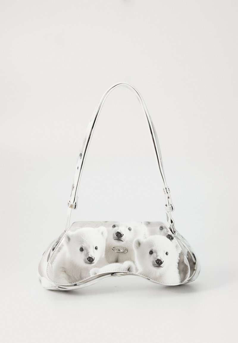 Sac à main argenté à la forme arrondie, présentant un motif imprimé de trois oursons blancs sur une surface lisse. Anse réglable incluse.