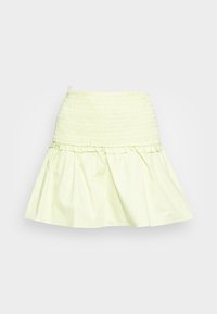 Saia amarelo claro, até os joelhos, com uma cintura franzida. Apresenta um design em camadas, com pregas e uma bainha com babados. Textura de algodão suave.
