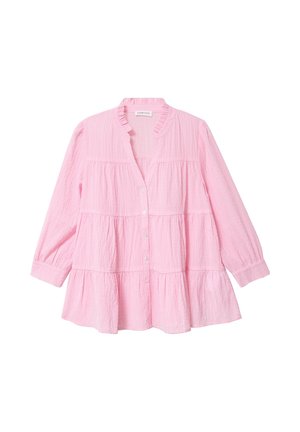 Chemise rose à boutons avec volants, manches longues et col volanté. Présente de fines rayures verticales et une texture légère.