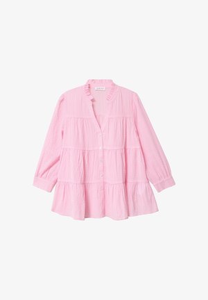 Chemise rose à boutons avec volants, manches longues et col volanté. Présente de fines rayures verticales et une texture légère.