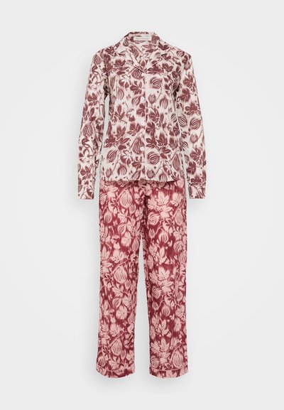 Πυτζάμα με λουλουδάτο σχέδιο σε αποχρώσεις ροζ και μπορντό. Ελαφρύ ύφασμα, πουκάμισο με μακρύ μανίκι και κολάρο, και παντελόνι χαλαρής εφαρμογής.