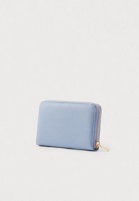 Világoskék cipzáras pénztárca texturált külsővel, aranyszínű fém kiegészítőkkel és kompakt, téglalap alakú formával.