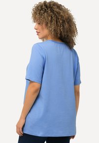 Lichtblauwe t-shirt met korte mouwen, voorzien van een ronde halslijn en een relaxte pasvorm, gemaakt van zachte materialen met een gladde textuur.