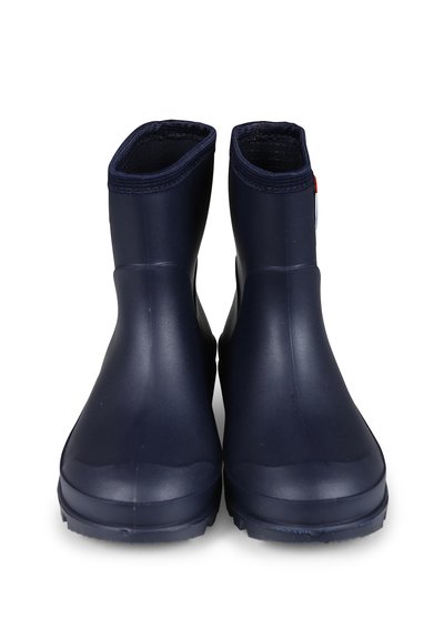 Bottes en caoutchouc bleu marine avec un nez rond, une tige courte et des semelles texturées. Présente une étiquette d'accent rouge sur le côté. Conception étanche.