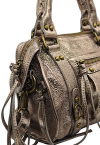 Sac à main en bronze métallisé avec cuir texturé, doté de quincaillerie couleur or, de poches zippées et de détails en frange tressée. Design compact et structuré.