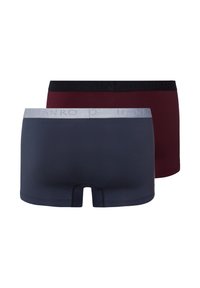 Pánské trenýrky v námořnické modři a burgundské červené. Měkká tkanina, elastické pasy s logem značky; námořnické mají světle šedý pas, burgundské černý.