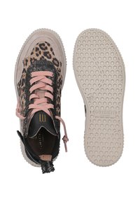 Sneakers w nadrukiem w panterę, wykonane z połączenia zamszu i materiałów syntetycznych, różowe sznurowadła oraz teksturowana guma podeszwy z heksagonalnym wzorem.