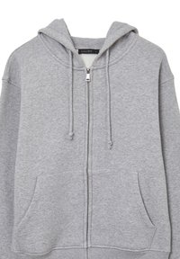 Hoodie en polaire gris avec une fermeture éclair à l'avant, une capuche avec cordon de serrage et deux poches avant. La texture est douce, avec un design décontracté et non structuré.
