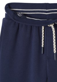 Navyblaue Jogginghose aus weichem Stoff, mit einem gestreiften Bund, einem Knopf vorne und einem Kordelzug mit strukturierten Akzenten.