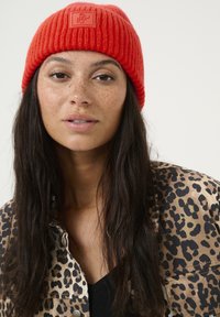 Culture MERVA - Beanie - fiery red melange
