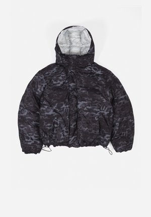 Musthave puffer-jakk mustas halli kamuflaažiga mustris. Omab kõrget krae, lukuga esiosa ja elastset alumist serva nööpidega.