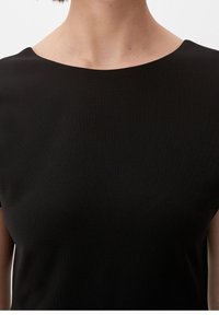 Black short-sleeve top with a round neckline, made from a smooth fabric, featuring a fitted structure and no visible patterns or accents.