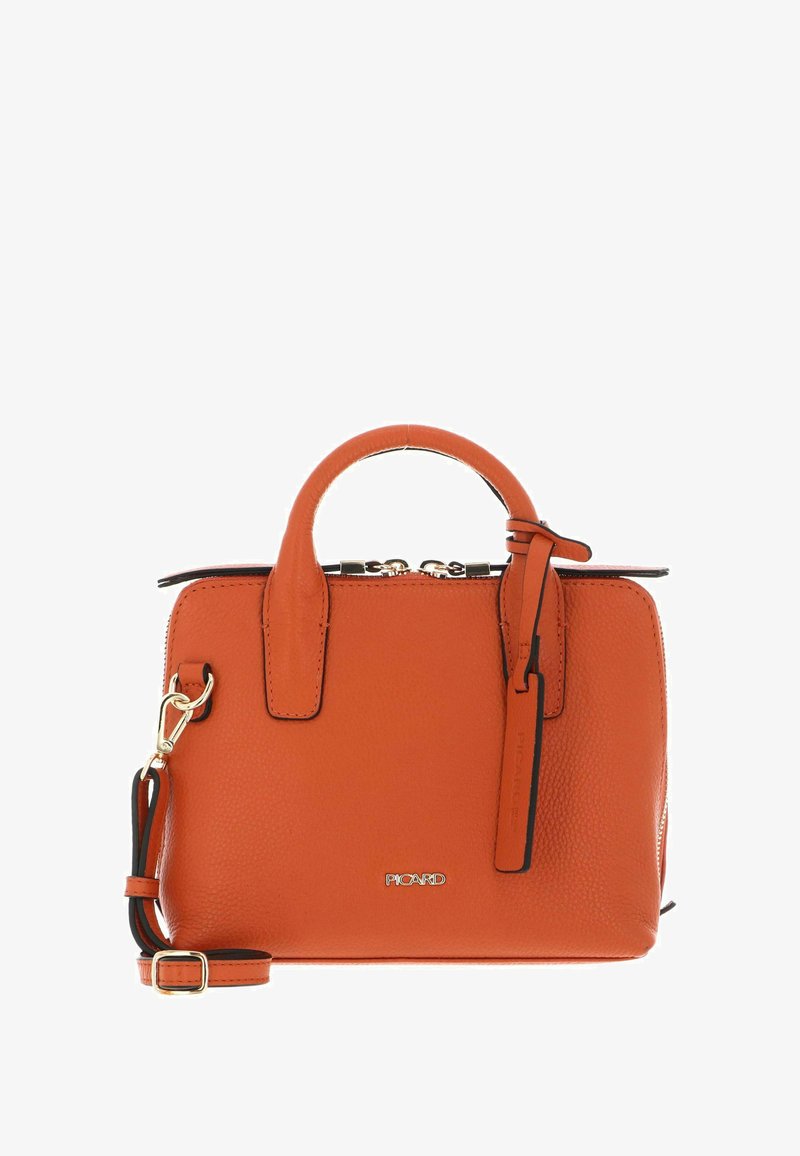 Orangefarbene Ledertasche mit zwei Tragegriffen, verstellbarem Schultergurt und Reißverschluss. Akzente aus goldfarbenem Metall und einem Markenschild.