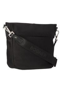 Borsa a tracolla nera in nylon con texture liscia, hardware argentato, tasca posteriore con zip e una tracolla stampata con il nome del marchio.