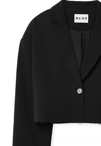 Musta lyhyt blazer, joka on valmistettu tiheästä kankaasta ja jossa on laskostettu kaulus, yksittäinen nappikiinnitys ja raaka reunan yksityiskohdat helman kohdalla.