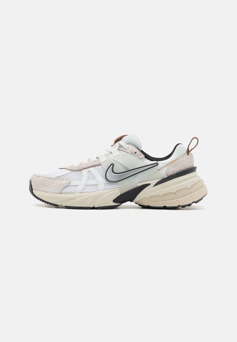 Scarpe sportive con tomaia in tessuto misto bianco e beige, suola chunky color crema, dettagli grigi e suola in gomma nera con un tassello per il sollevamento.