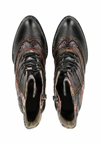 Stivali alla caviglia in pelle nera con dettagli intricati di motivi floreali e colorati, punta affusolata, chiusura con lacci sul davanti e accenti di cucitura decorativa.