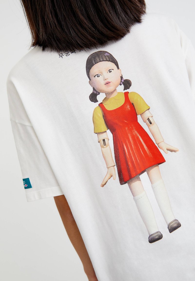PULL&BEAR SQUID GAME DOLL - T-Shirt print - offwhite - Zalando.de