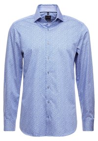 Niebieska koszula z długim rękawem z drobnym kwiatowym wzorem, kołnierzem na guziki i guzikami z przodu. Materiał wydaje się gładki i lekko błyszczący.
