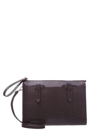 Ciemnobrązowa skórzana kopertówka z teksturowaną przednią kieszenią zabezpieczoną dwoma paskami na guziki oraz przymocowanym paskiem na nadgarstek.