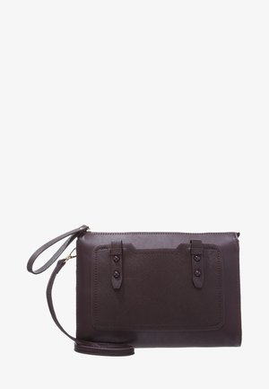 Dunkelbraune Leder-Clutch mit einer strukturierten Fronttasche, die durch zwei knopfverschlossene Riemen gesichert ist, sowie einem befestigten Handgelenksriemen.