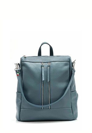 Weich strukturierter blauer Leder-Rucksack mit zwei vertikalen Frontreißverschlüssen, Seitentaschen, oberem Griff und abnehmbarem Schultergurt mit italienischem Flaggen-Anhänger.