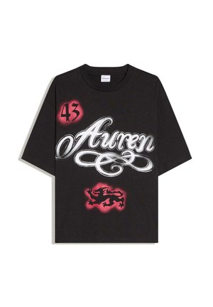Fekete pamut póló, nagy fehér „Auren” feliratot, piros "43" számot és piros oroszlán grafikát ábrázolva, lágy háttérrel. Rövid ujjas.