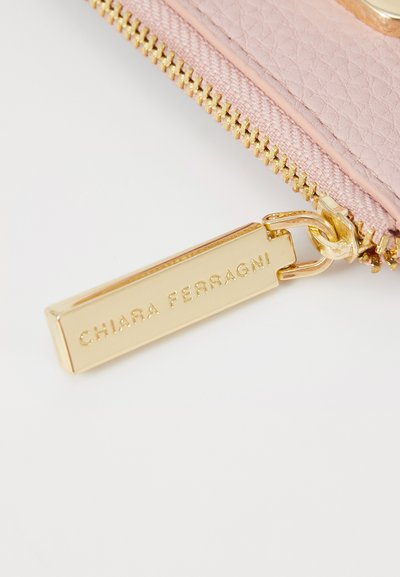 CHIARA FERRAGNI EYELIKE BUCKLE - Πορτοφόλι - zephir