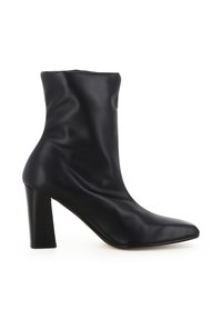 Schwarzer Leder-Stiefelette mit einem taillierten Design, spitzer Zehenform und einem klobigen hohen Absatz. Glatte Textur und minimalistischer Schnitt, keine sichtbaren Verschlüsse.
