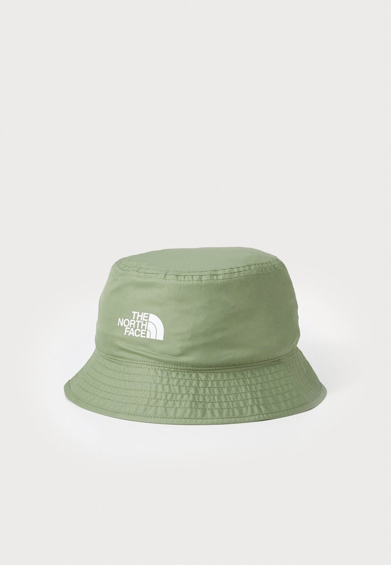 Groene bucket hat van lichtgewicht stof. Heeft een gestikte rand en een wit logo aan de voorkant. Glad oppervlak zonder zichtbare patronen.