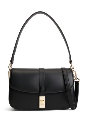 Sac à épaule en cuir noir avec rabat, fermoir rectangulaire doré et bandoulière réglable, présenté sur fond blanc.