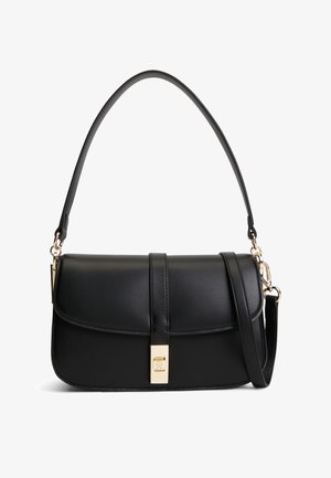 Sac à épaule en cuir noir avec rabat, fermoir rectangulaire doré et bandoulière réglable, présenté sur fond blanc.